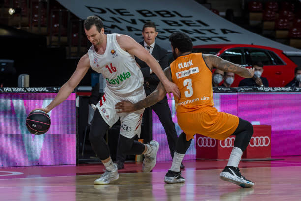 一方面是战 一方面是战